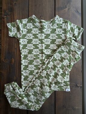 GAP 4T Star Wars Olive Green and Cream Baby Yoda Pajama set